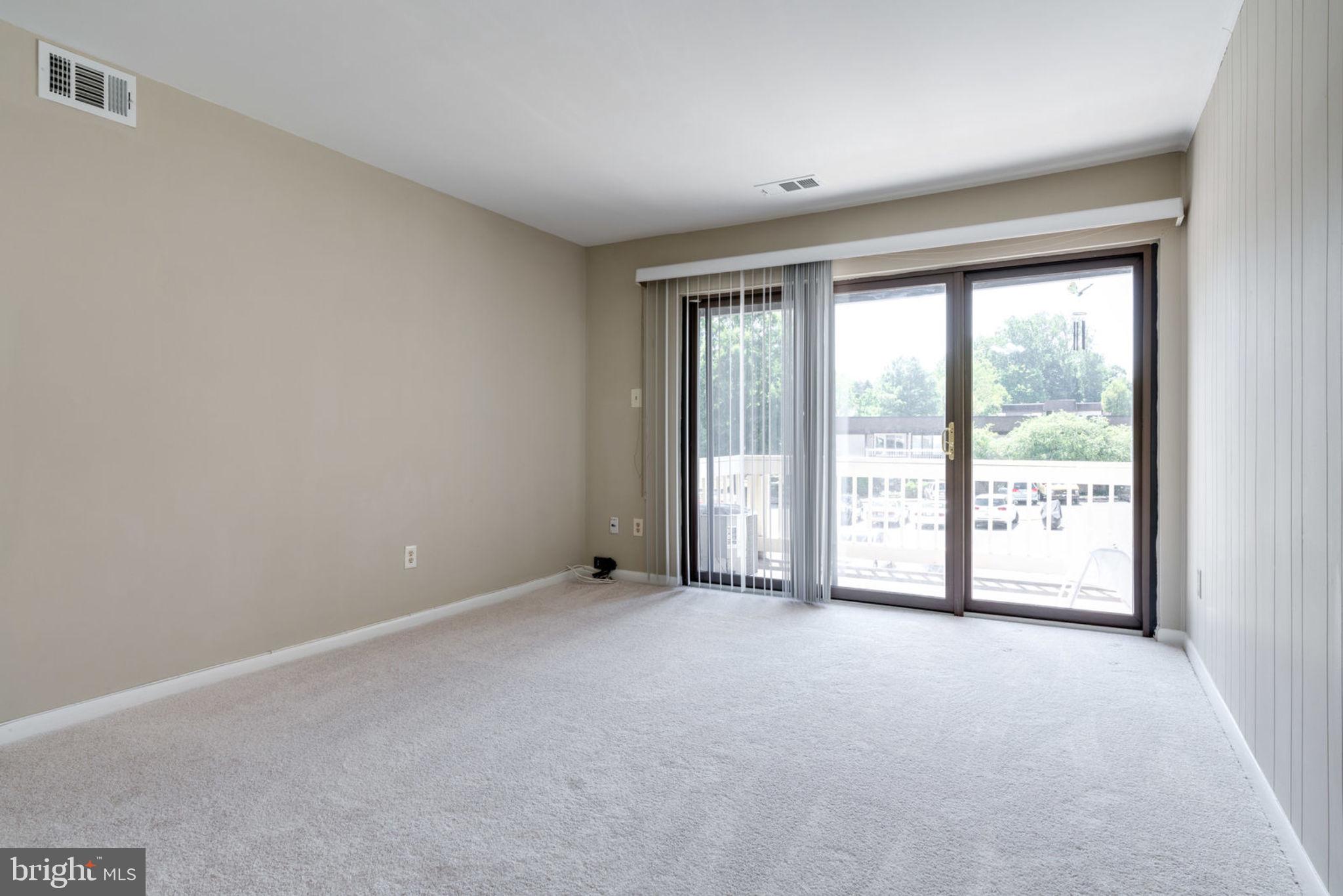 5804 Royal Ridge Drive, Unit H Springfield, VA 22152 - Photo 13 of 48 Living Room : Very Bright Sun Light