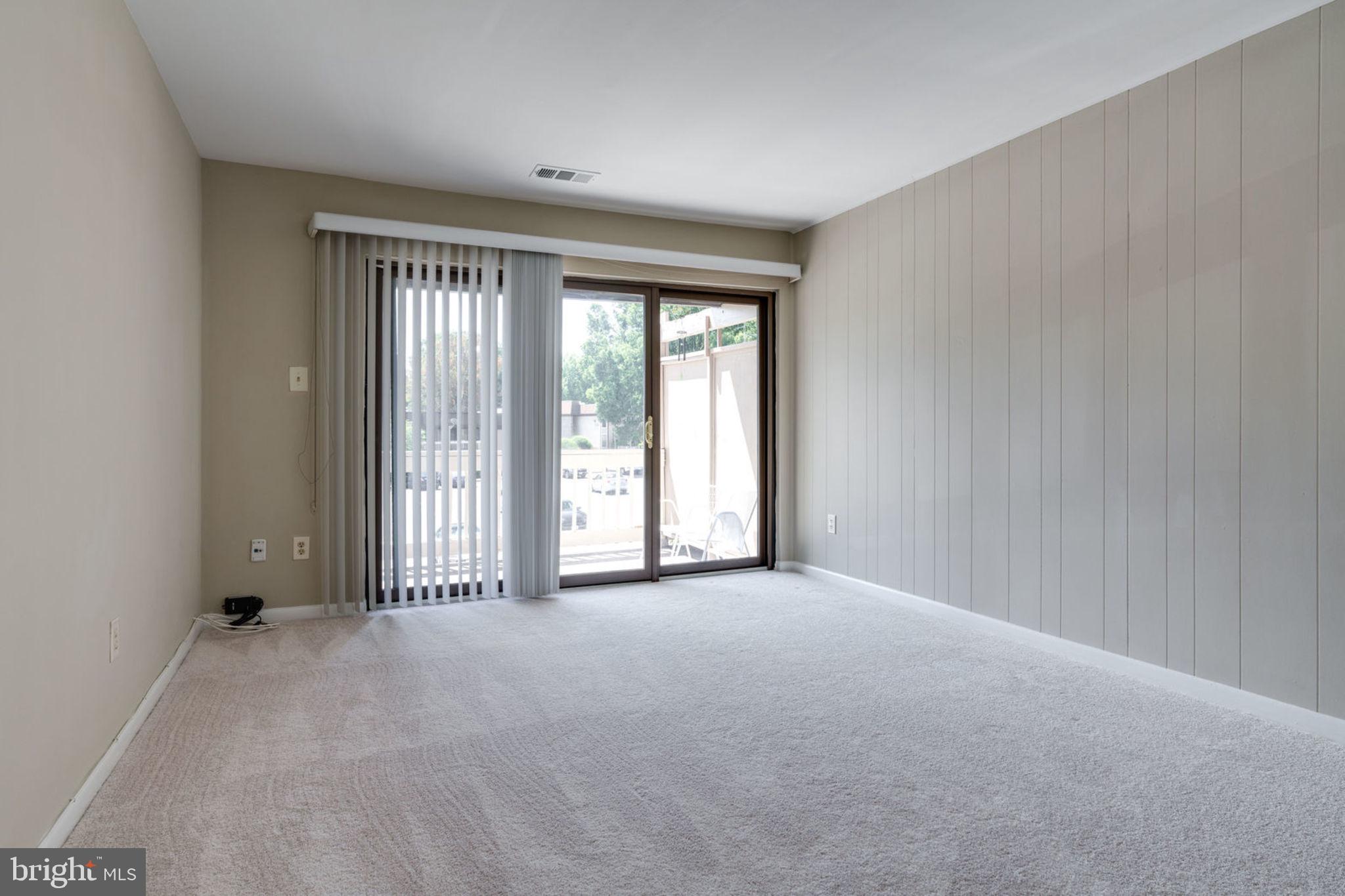 5804 Royal Ridge Drive, Unit H Springfield, VA 22152 - Photo 14 of 48 Living Room : Very Bright Sun Light