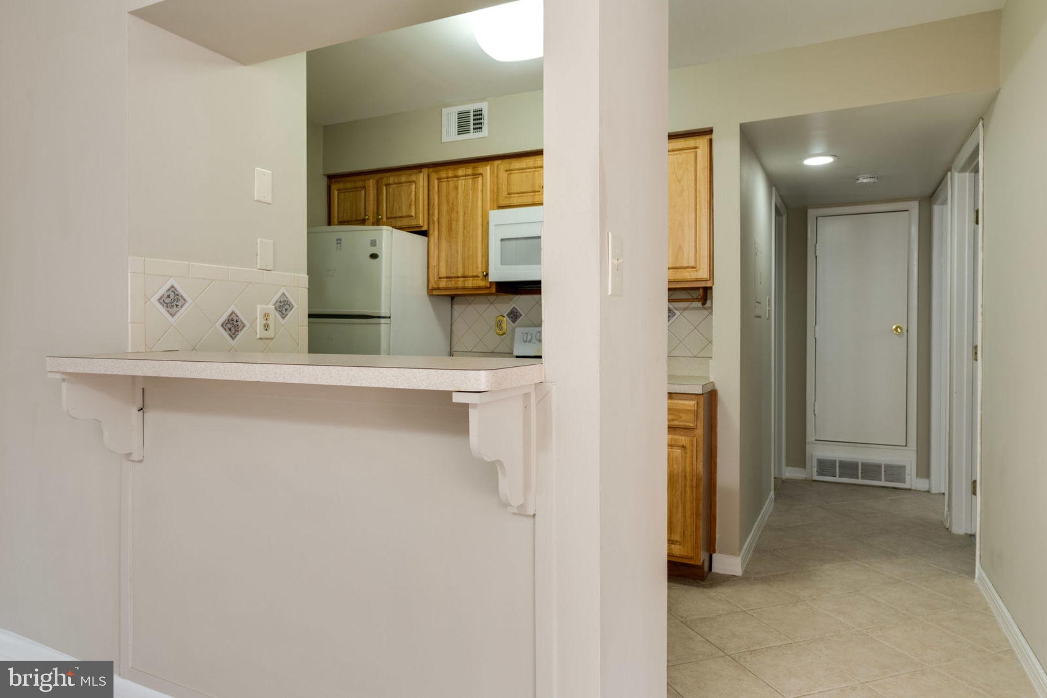 5804 Royal Ridge Drive, Unit H Springfield, VA 22152 - Photo 17 of 48 Kitchen : Open Concept & Title Floor
