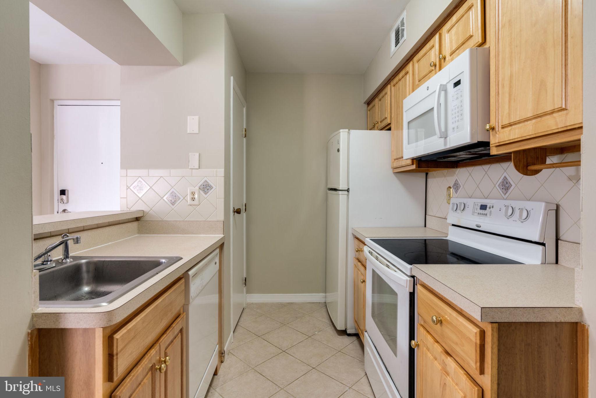 5804 Royal Ridge Drive, Unit H Springfield, VA 22152 - Photo 20 of 48 Kitchen : Open Concept & Title Floor