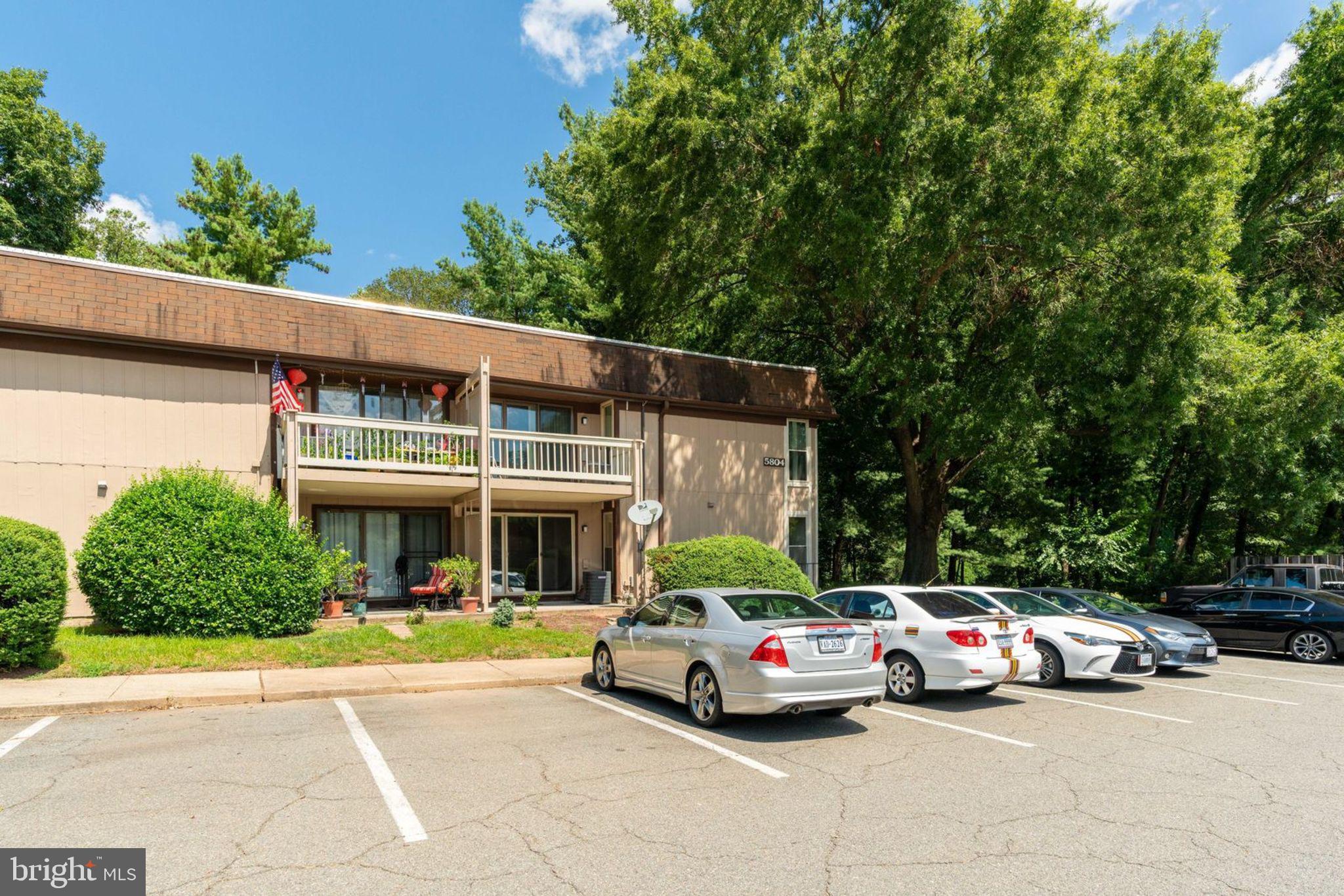5804 Royal Ridge Drive, Unit H Springfield, VA 22152 - Photo 3 of 48 Beautiful Condo : End Unit, Top (2nd) Floor