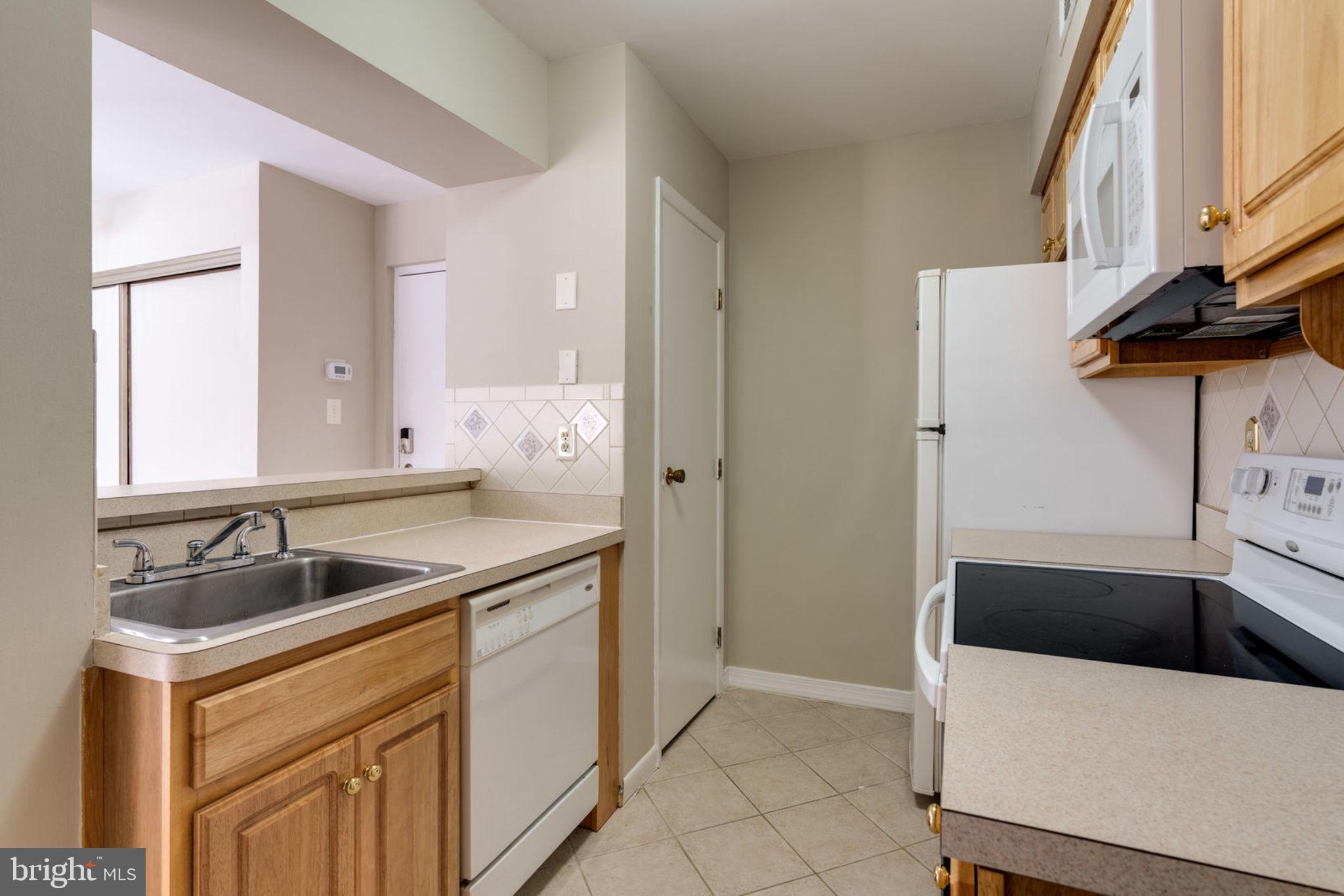 5804 Royal Ridge Drive, Unit H Springfield, VA 22152 - Photo 21 of 48 Kitchen : Open Concept & Title Floor