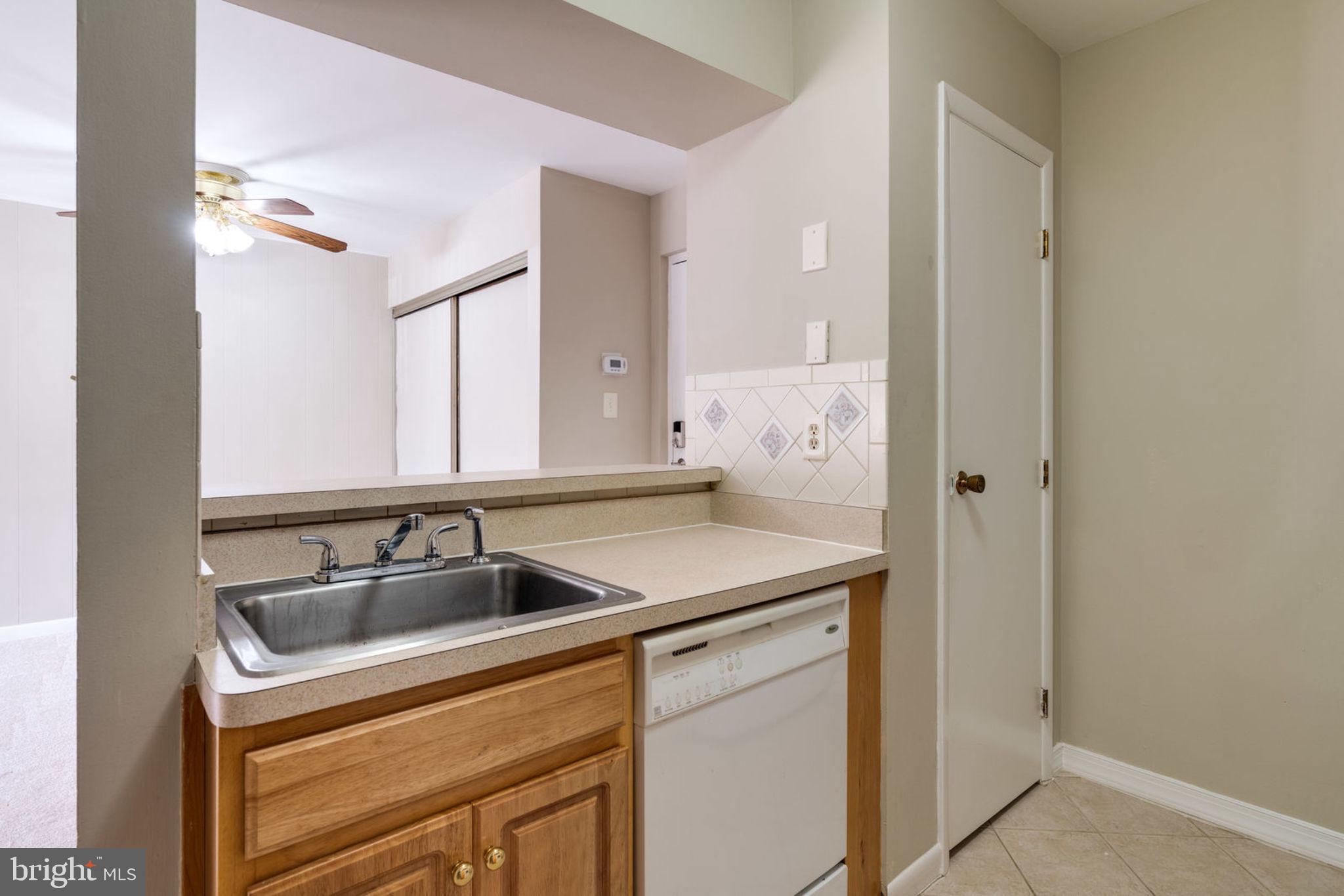 5804 Royal Ridge Drive, Unit H Springfield, VA 22152 - Photo 22 of 48 Kitchen : Open Concept & Title Floor
