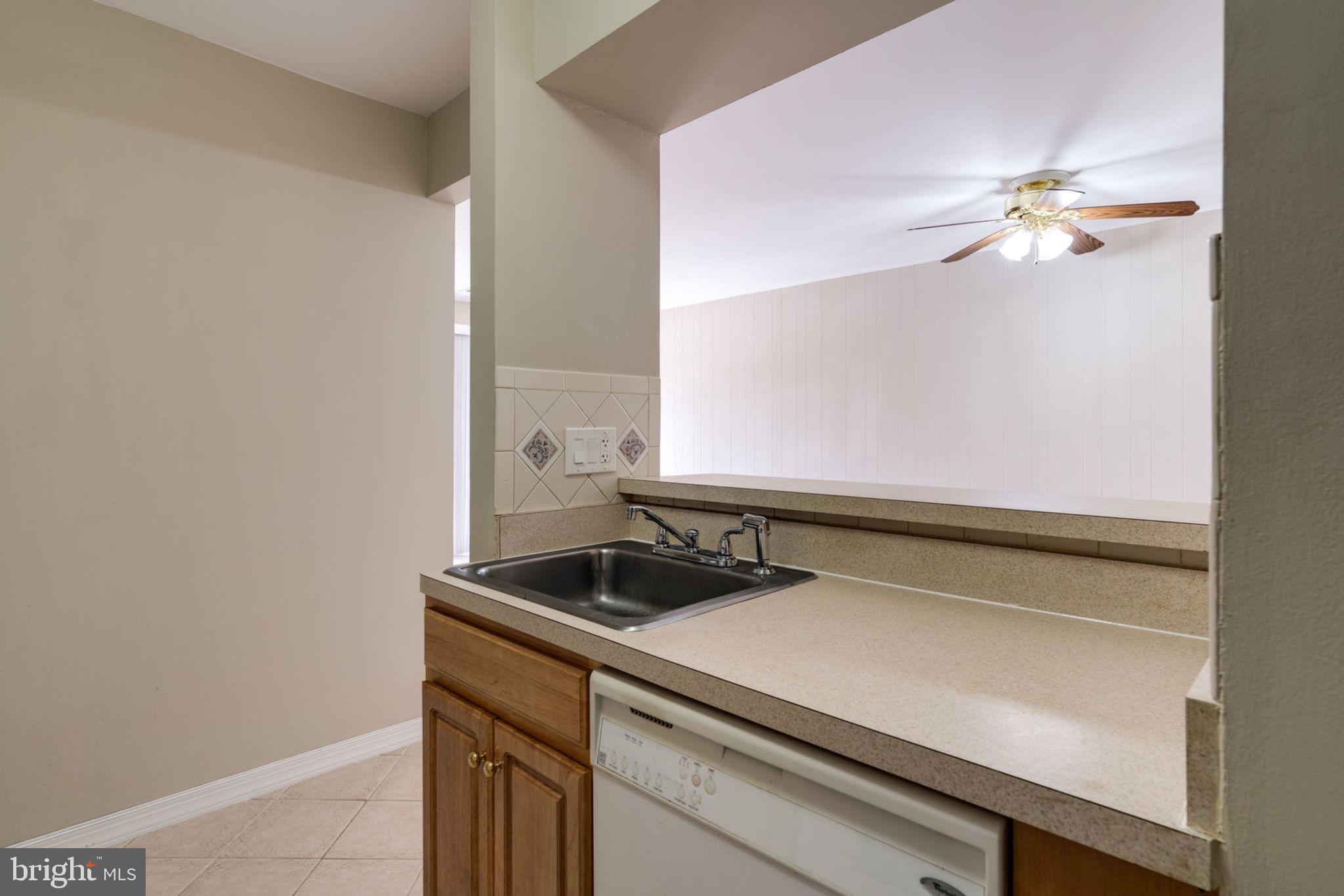 5804 Royal Ridge Drive, Unit H Springfield, VA 22152 - Photo 23 of 48 Kitchen : Open Concept & Title Floor