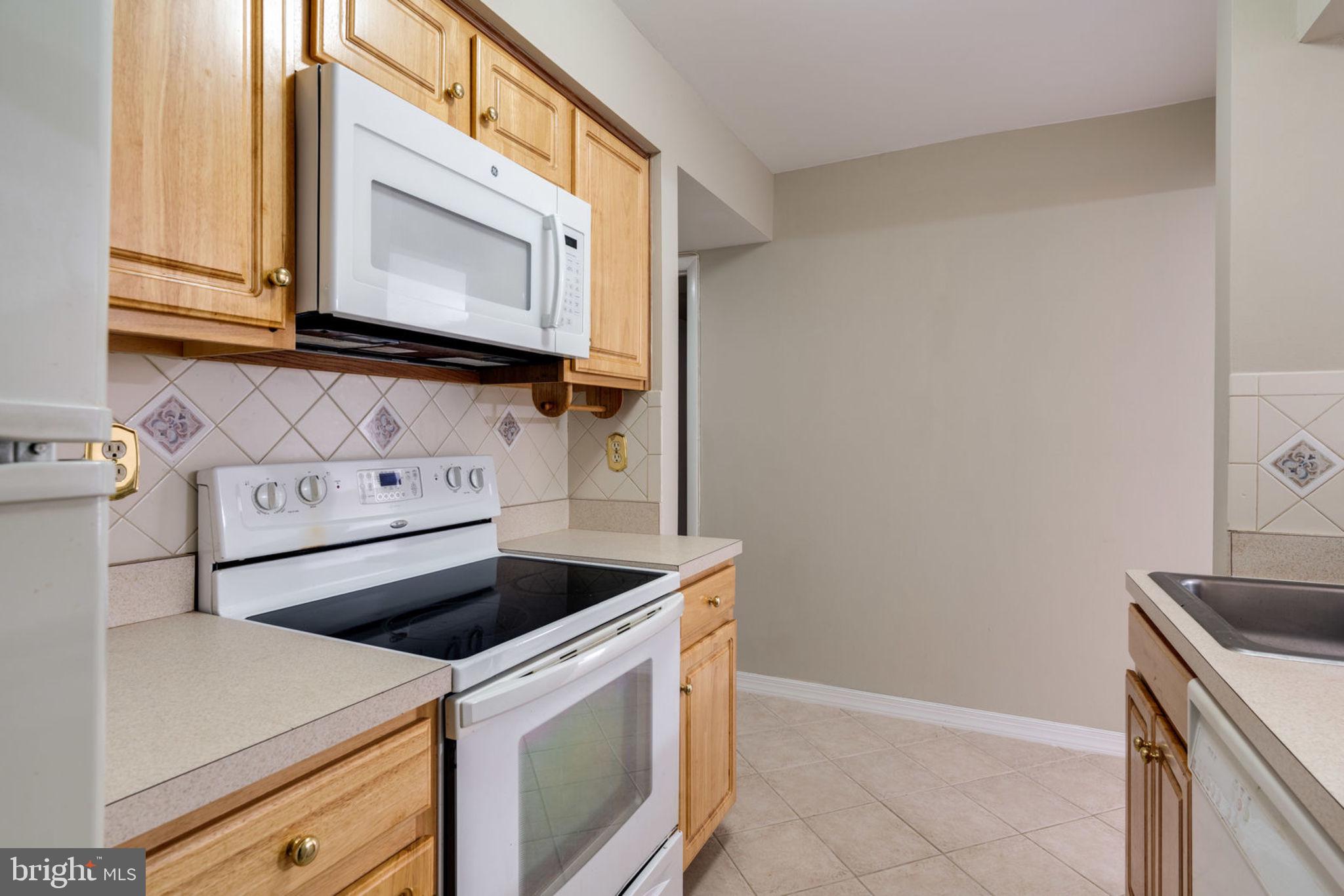5804 Royal Ridge Drive, Unit H Springfield, VA 22152 - Photo 24 of 48 Kitchen : Open Concept & Title Floor