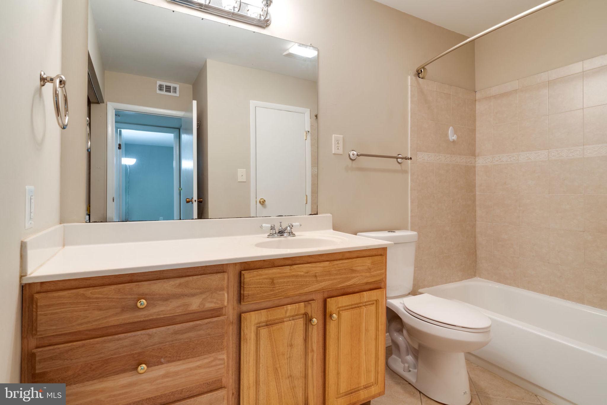 5804 Royal Ridge Drive, Unit H Springfield, VA 22152 - Photo 31 of 48 Master Bathroom