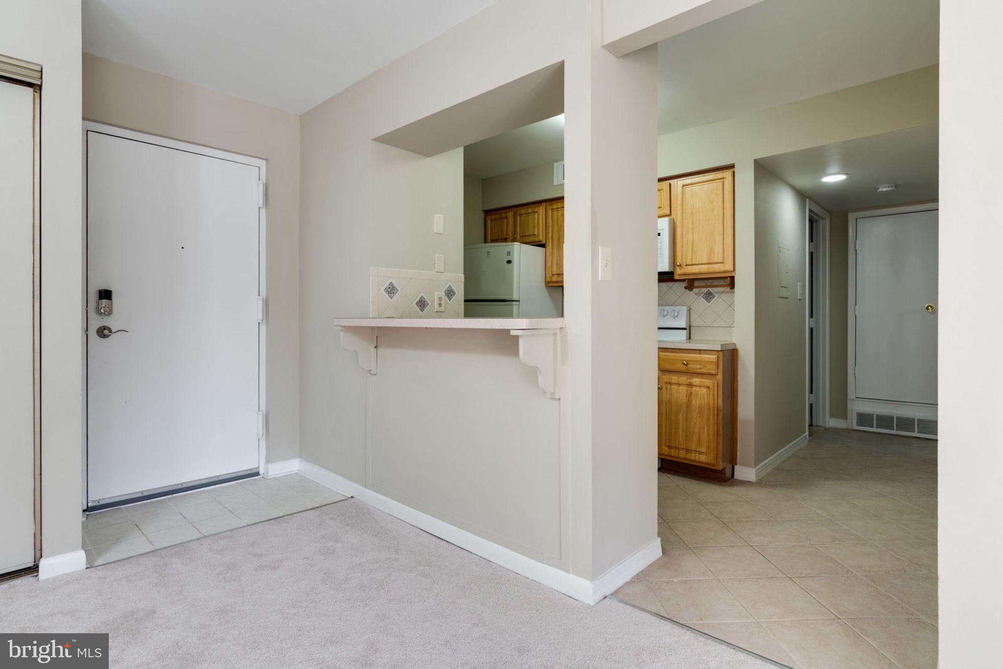 5804 Royal Ridge Drive, Unit H Springfield, VA 22152 - Photo 9 of 48 Foyer