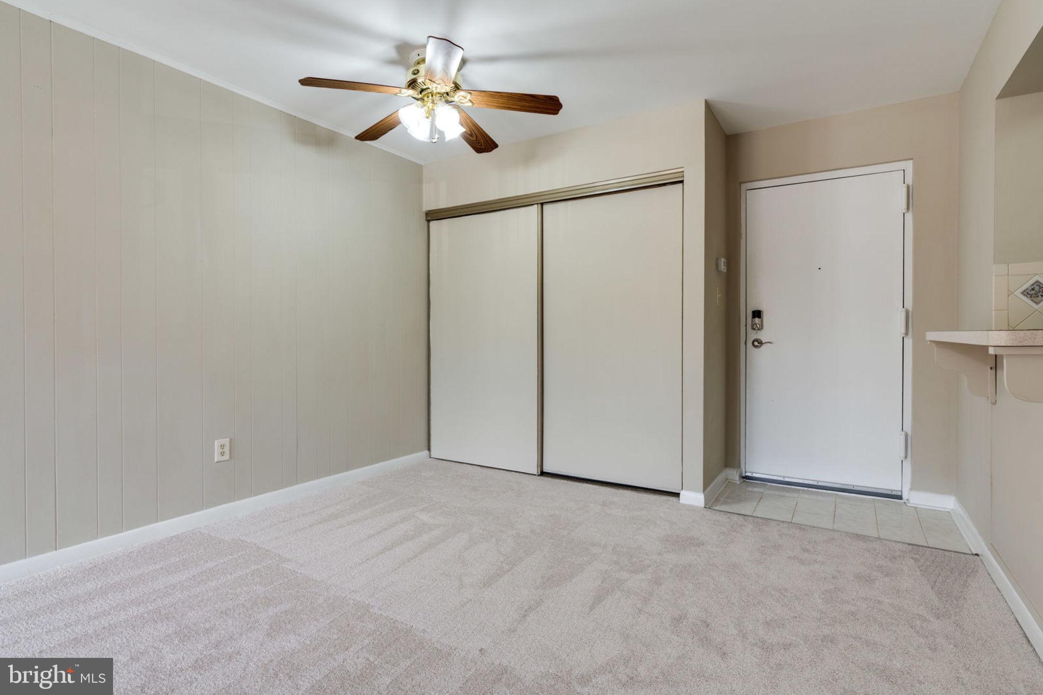 5804 Royal Ridge Drive, Unit H Springfield, VA 22152 - Photo 10 of 48 Living Room : Very Bright Sun Light
