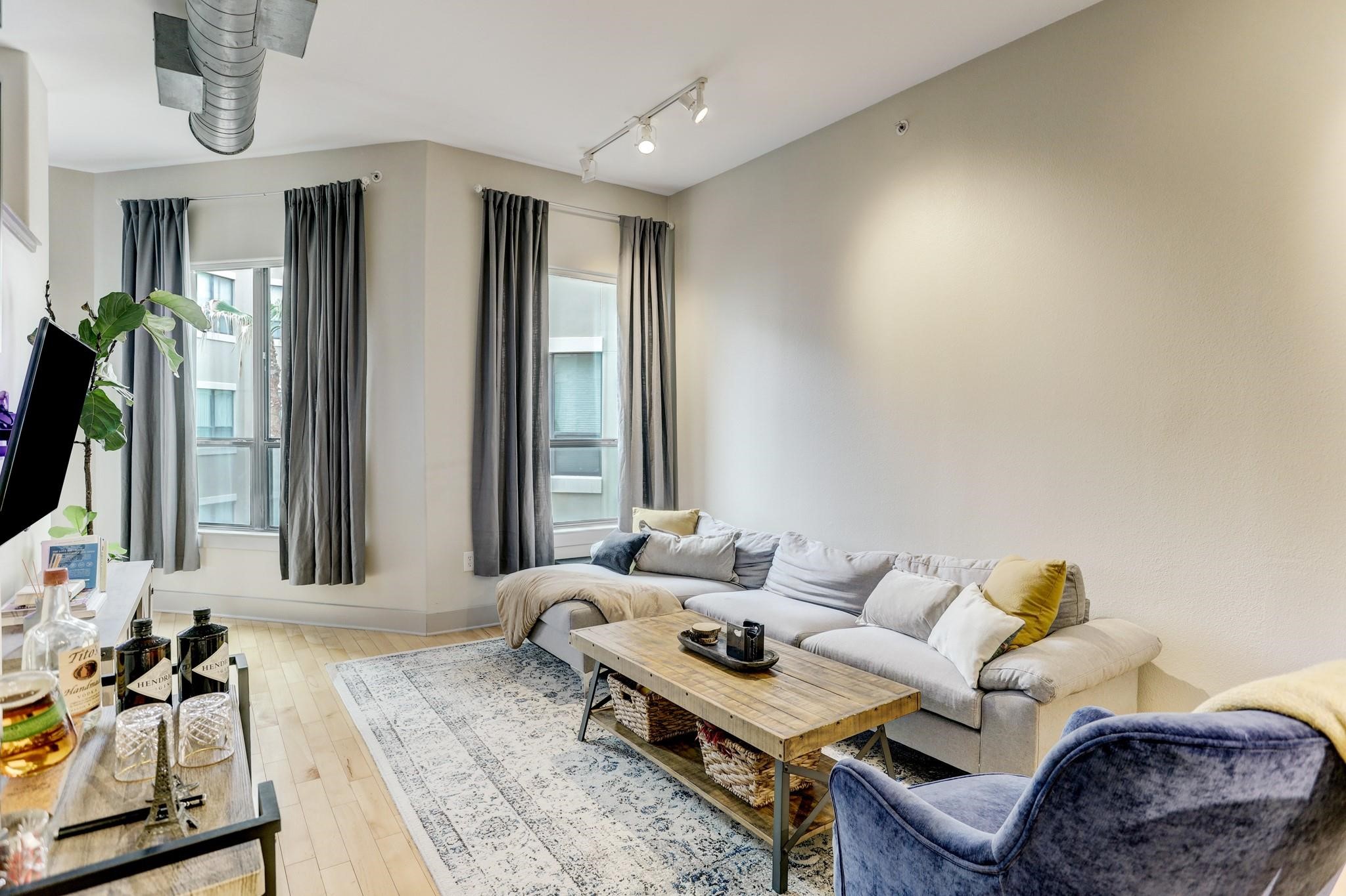 1901 Post Oak Boulevard, Unit 3502 Houston, TX 77056 - Photo 3 of 14 a living room with furniture and a flat screen tv