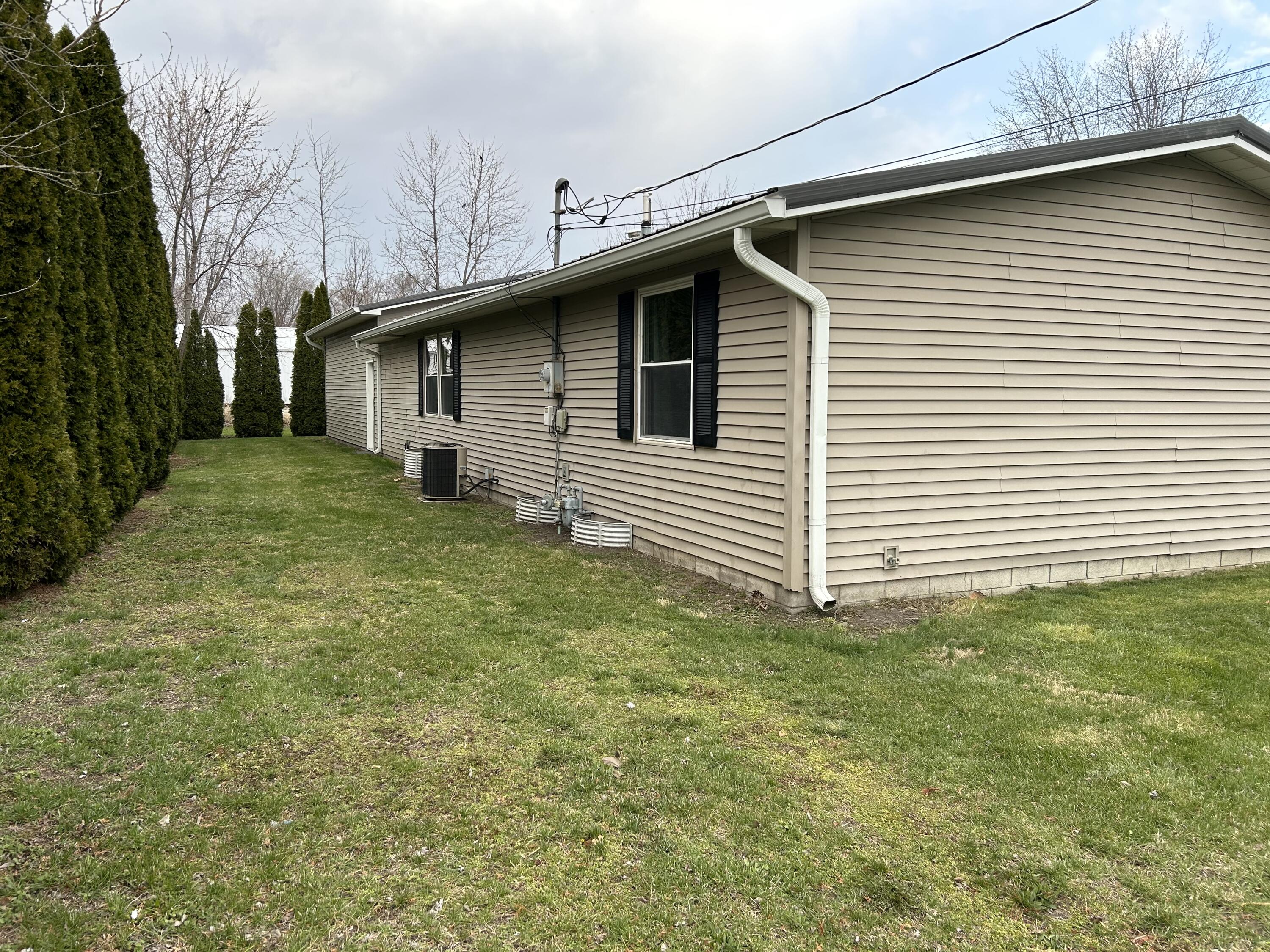 502 North Webster Street Rensselaer, IN 47978 - Photo 33 of 35 a view of a backyard with plants and large tree