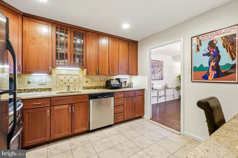 $369,900 | 7425 Democracy Boulevard, Unit 8, Bethesda, MD 20817
