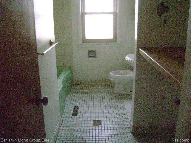 2137 Highfield Road Waterford, MI 48329 - Photo 13 of 16 Bathroom