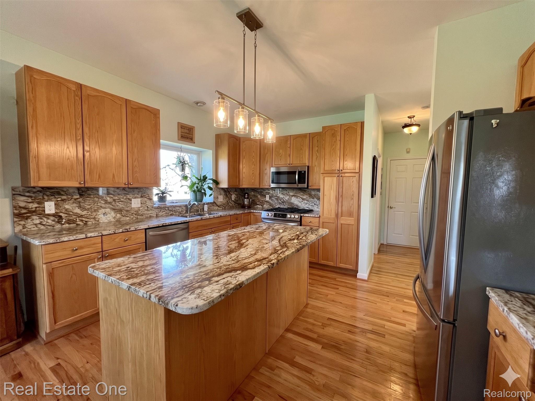 1668 South Shore Drive Rochester, MI 48307 - Photo 6 of 27 AI staged