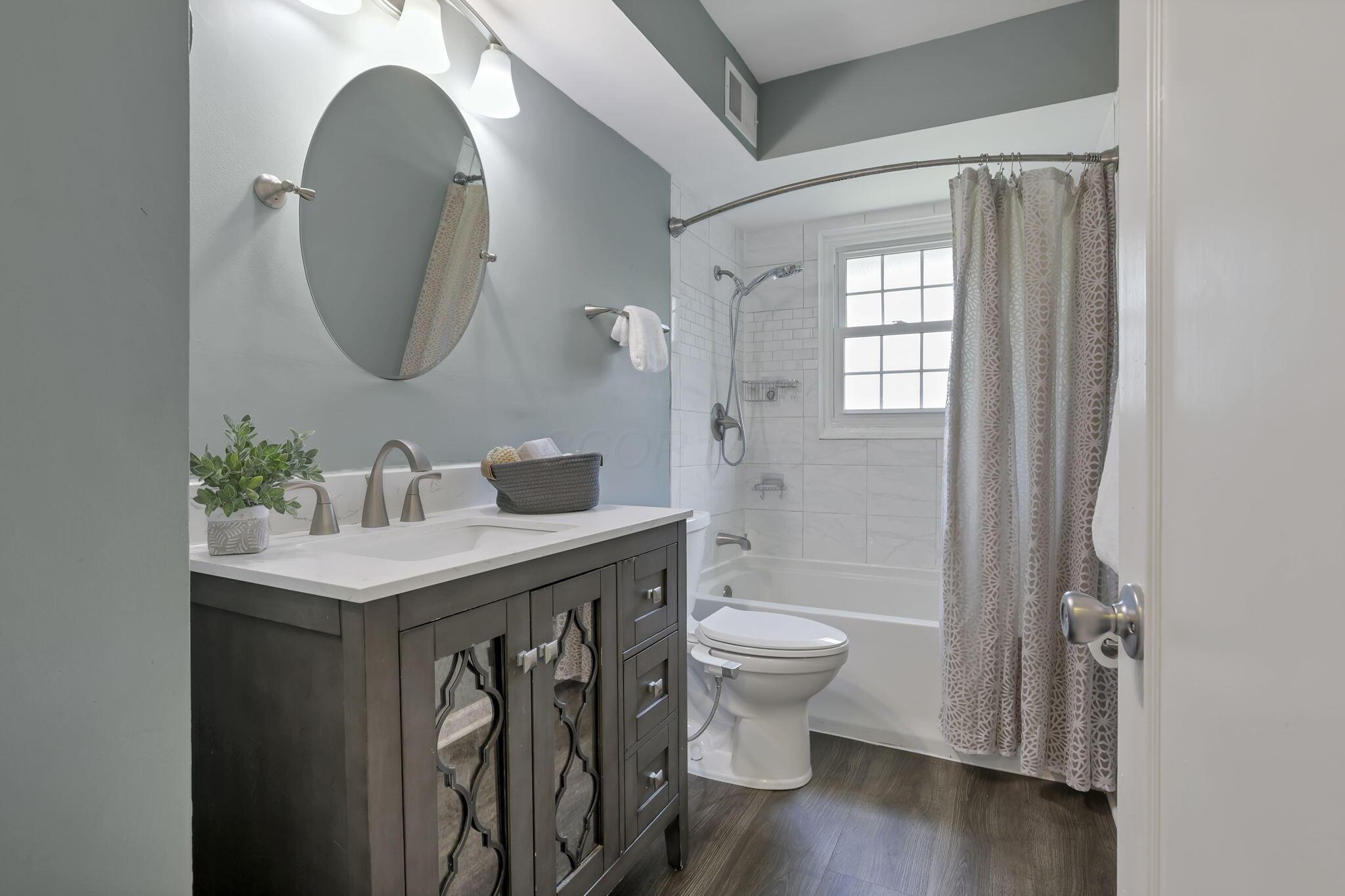 1631 Roxbury Road, Unit B6 Columbus, OH 43212 - Photo 12 of 26 Main Bathroom