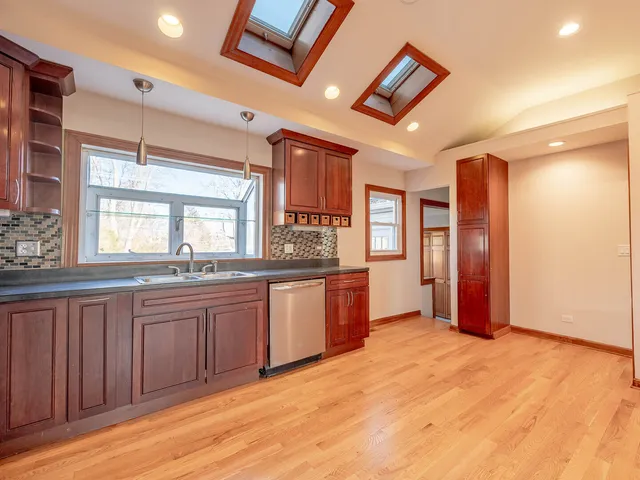 $399,900 | 574 Hitchcock Avenue, Lisle, IL 60532