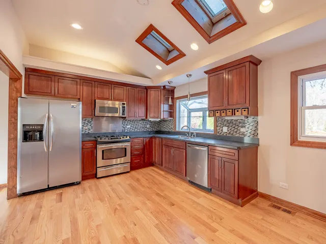 $399,900 | 574 Hitchcock Avenue, Lisle, IL 60532