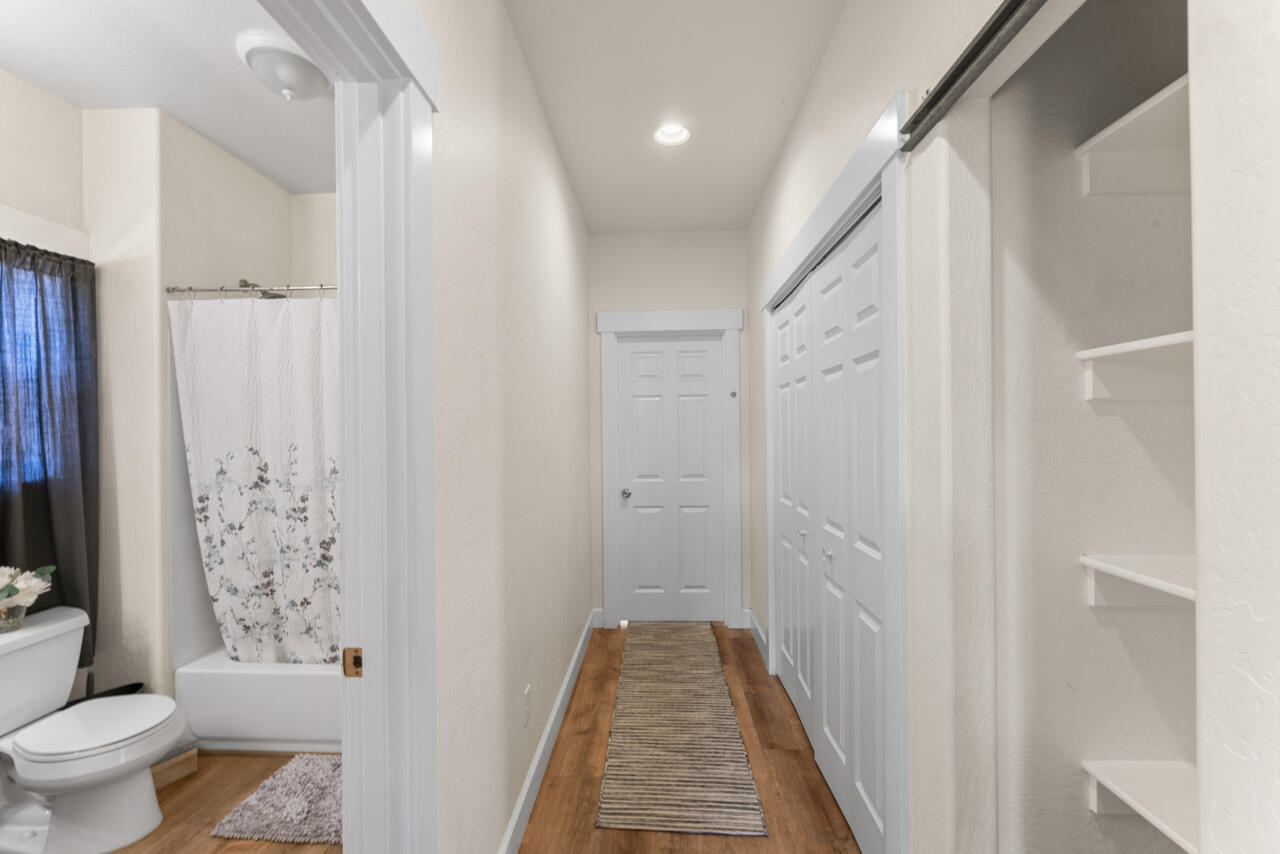 412 Barnum Drive Phoenix, OR 97535 - Photo 9 of 34 Hallway