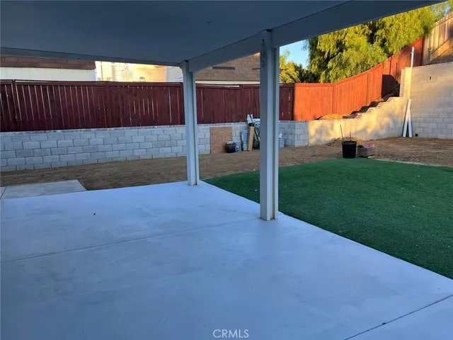 a view of a backyard
