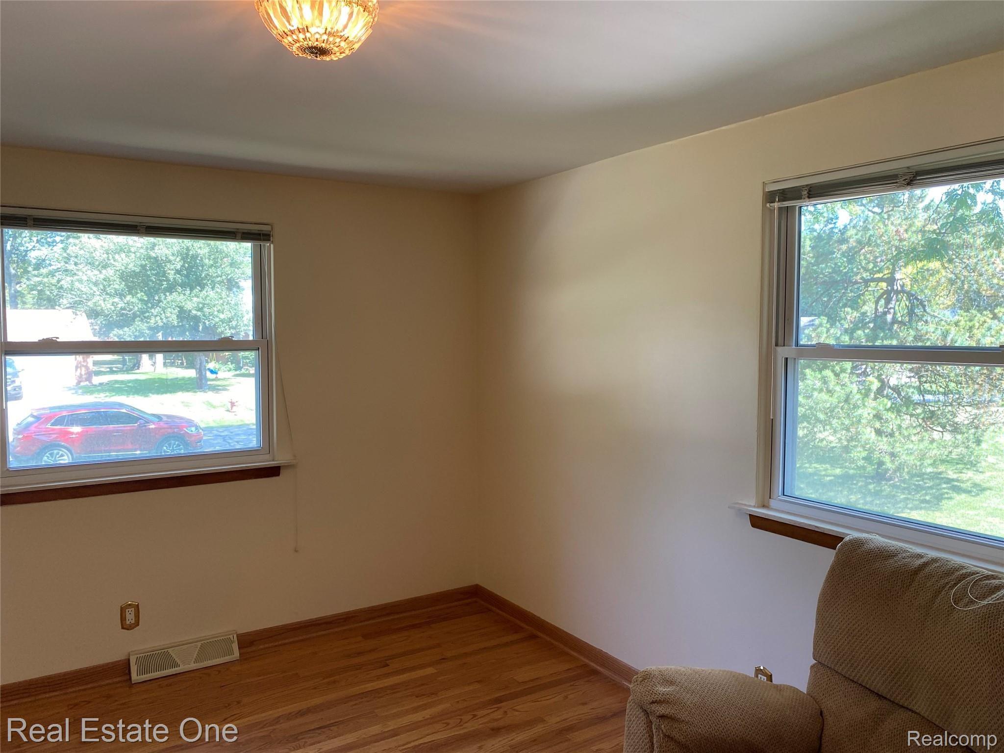 32269 Baintree Road Farmington, MI 48334 - Photo 24 of 26 IMG-0153.jpg