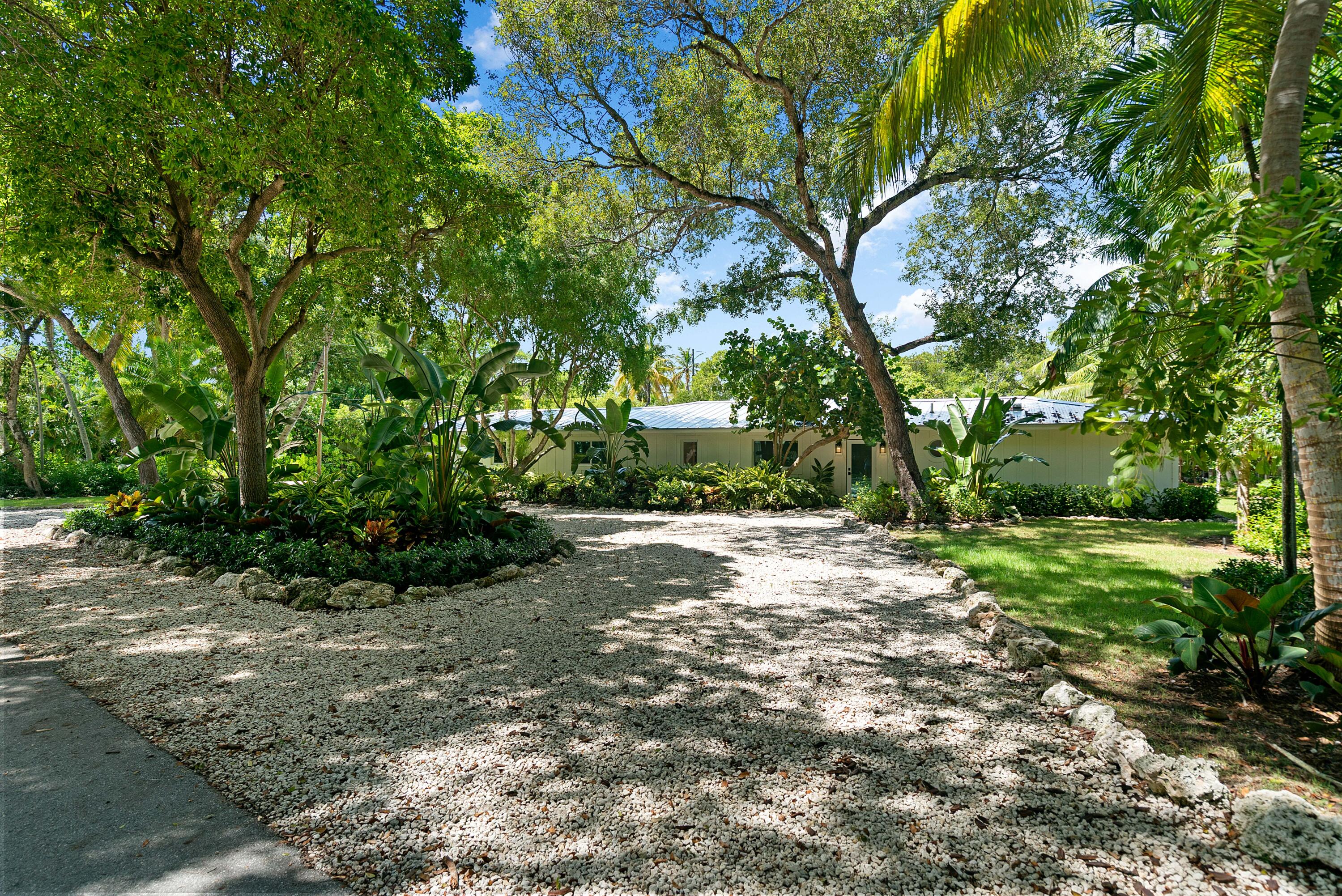41 Sunset Road Key Largo, FL 33037 - Photo 38 of 59 Front driveway
