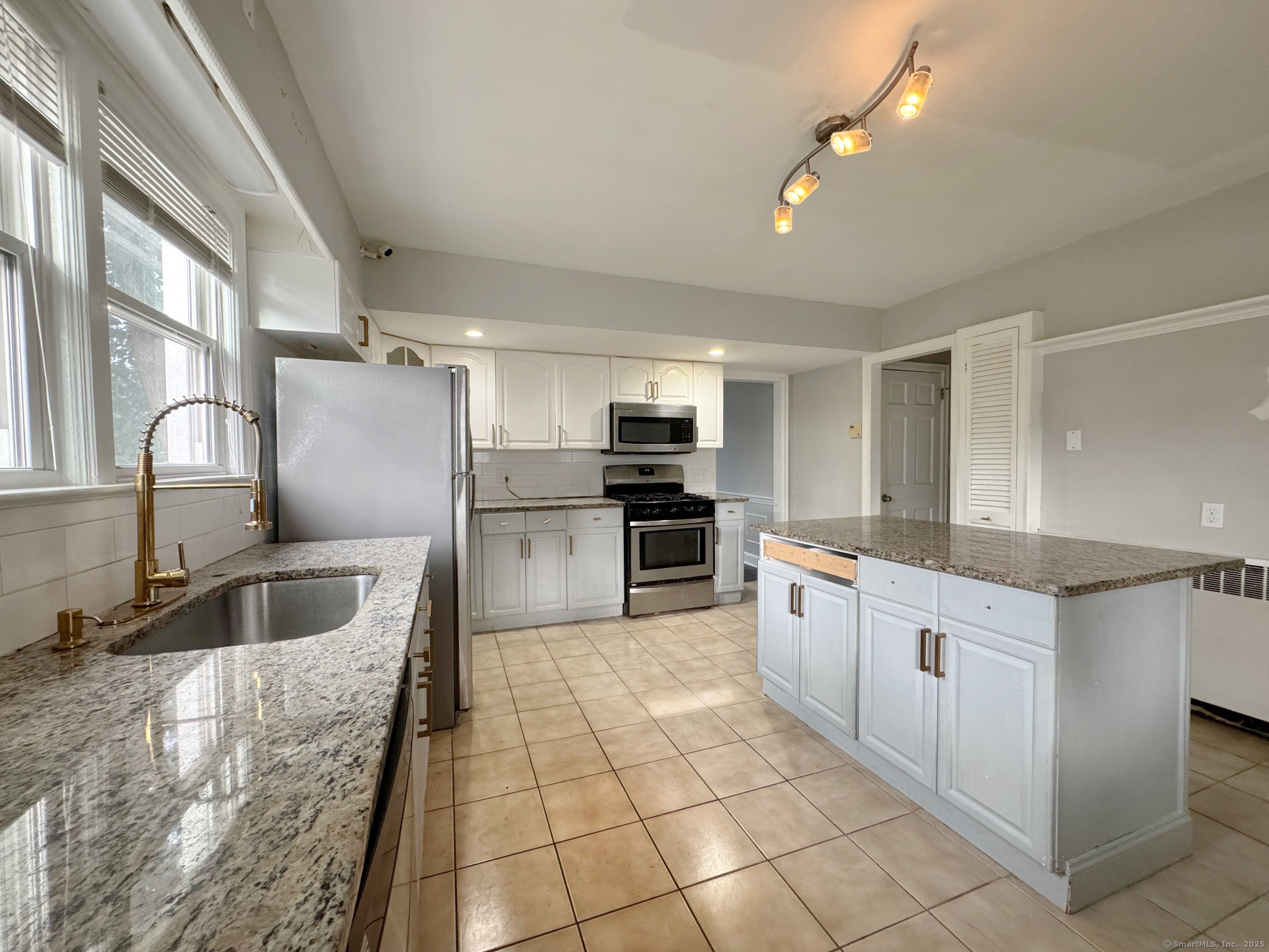 1265 Lindley Street Bridgeport, CT 06606 - Photo 12 of 20