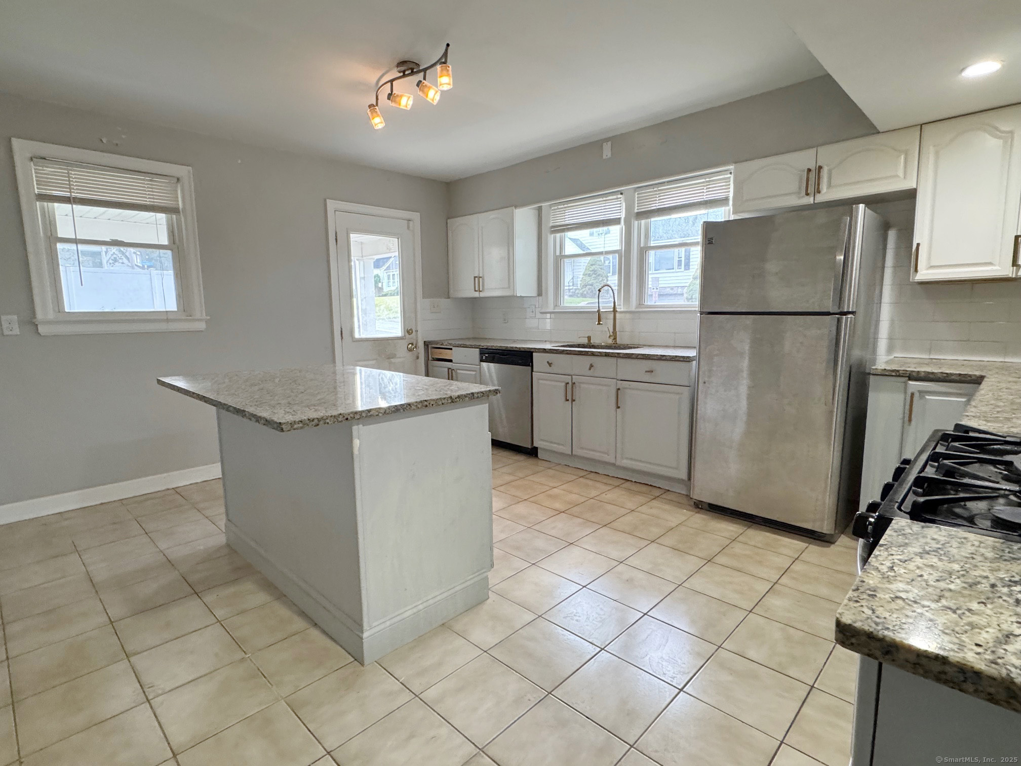 1265 Lindley Street Bridgeport, CT 06606 - Photo 10 of 20