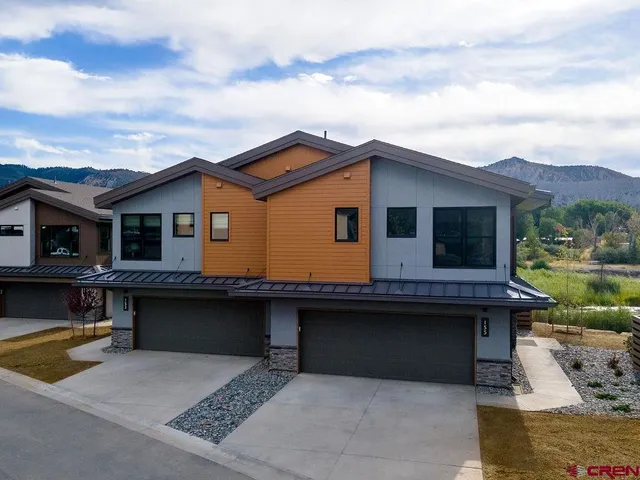 a view of houses with sky view
