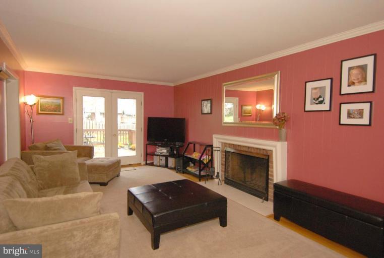 6824 Lemon Road McLean, VA 22101 - Photo 11 of 30 Living Room