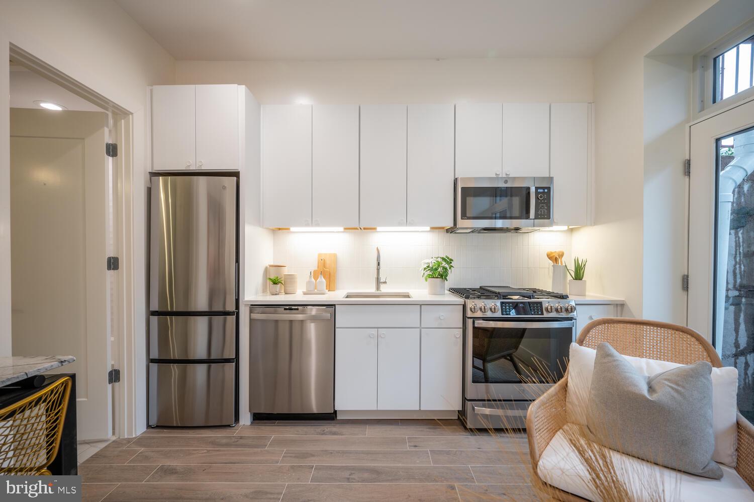 2419 Ontario Road Northwest, Unit T02 Washington, DC 20009 - Photo 5 of 17 Gourmet kitchen