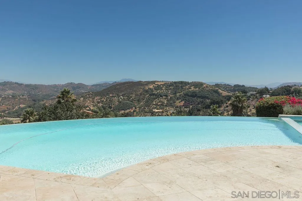 24385 Fuerte Road Temecula, CA 92590 - Photo 54 of 72 a view of a field with an ocean