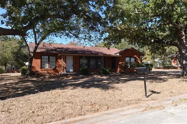 $1,250 | 1002 Lowrie Street, Bowie, TX 76230