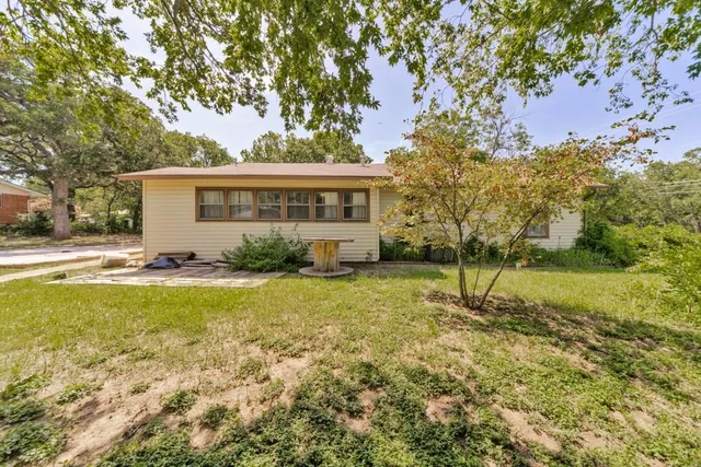 $1,250 | 1002 Lowrie Street, Bowie, TX 76230
