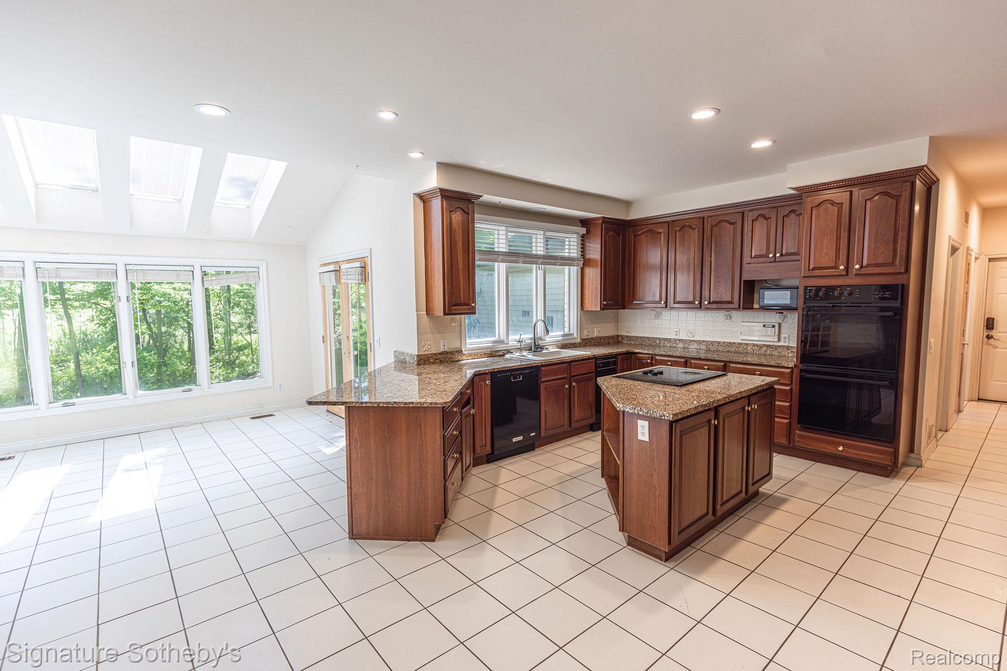2855 Cranbrook Ridge Court Rochester, MI 48306 - Photo 8 of 31 6W6A2458.jpg