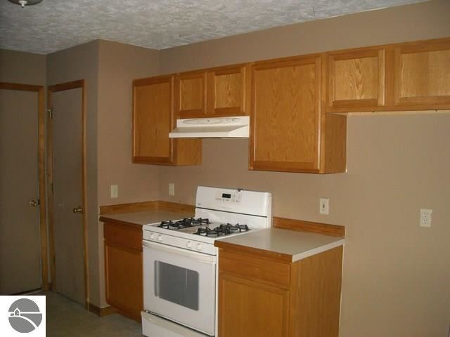 19100 Ridgeview Lane Lake Ann, MI 49650 - Photo 5 of 19 1774994-4.JPG