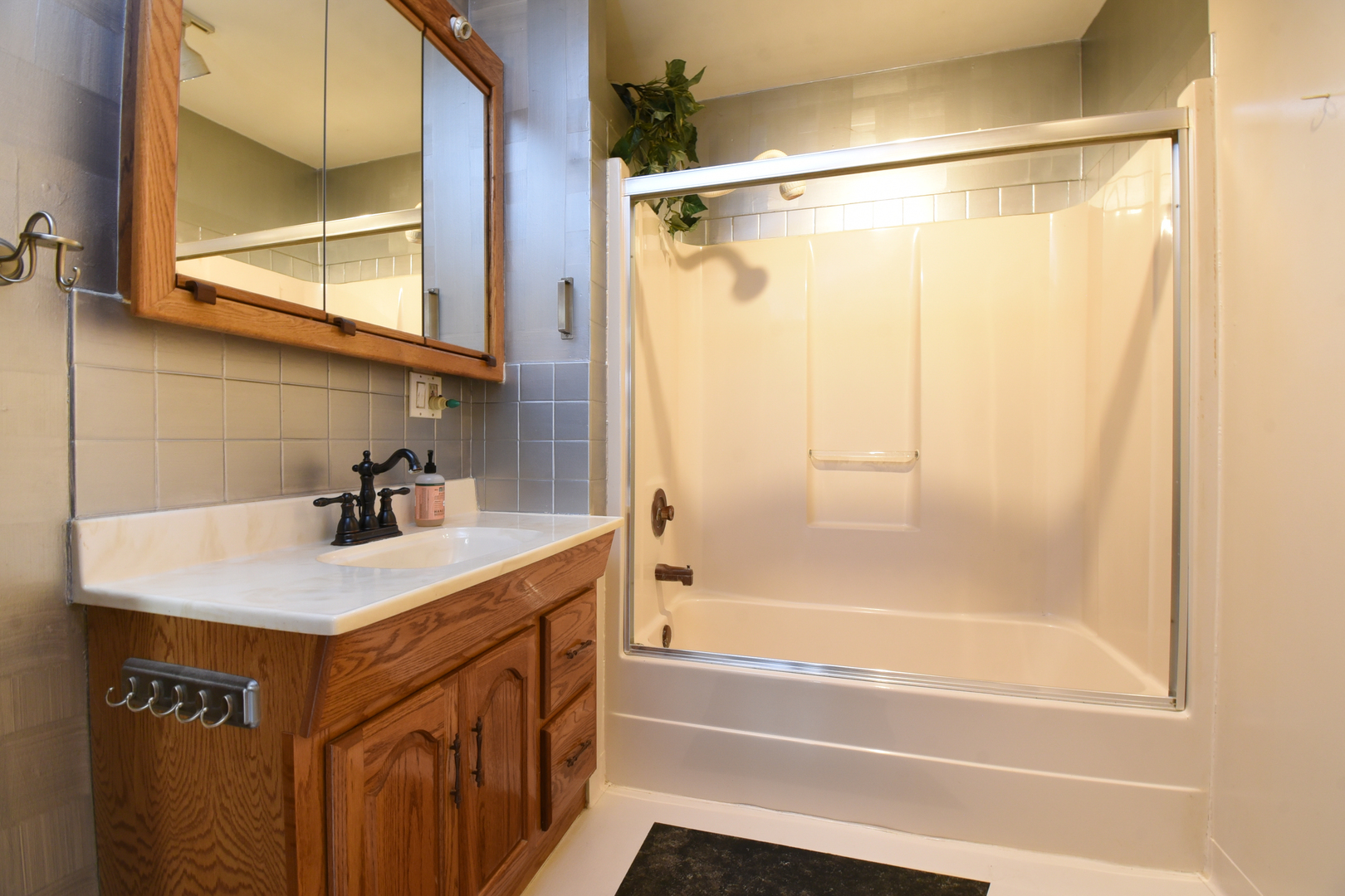 206 Circle Road Fox River Grove, IL 60021 - Photo 15 of 40 a bathroom with a sink and a bathtub