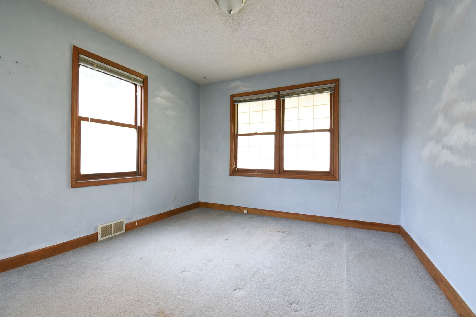 206 Circle Road Fox River Grove, IL 60021 - Photo 16 of 40 an empty room with a window