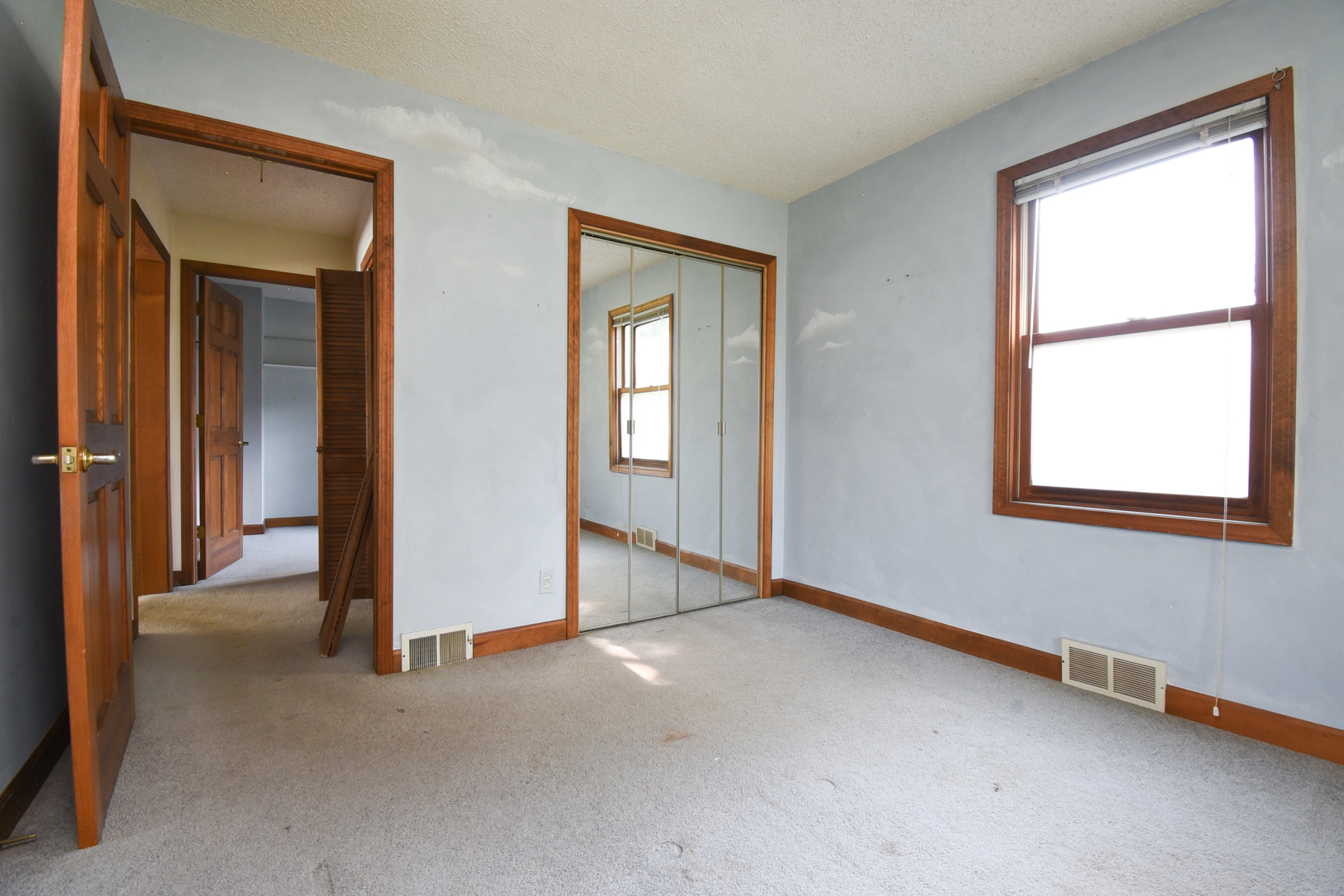 206 Circle Road Fox River Grove, IL 60021 - Photo 17 of 40 an empty room that has a window