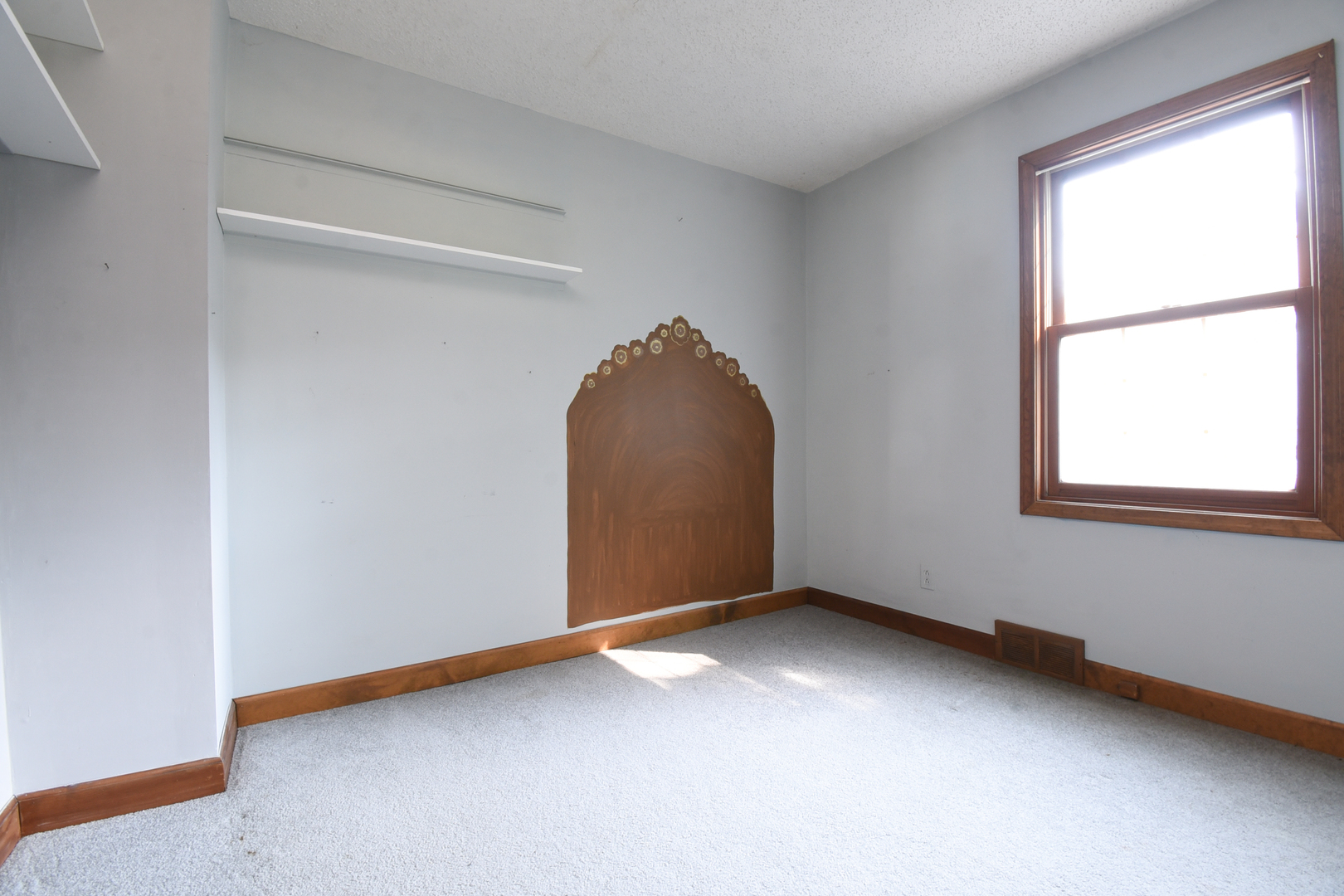 206 Circle Road Fox River Grove, IL 60021 - Photo 18 of 40 an empty room with a window