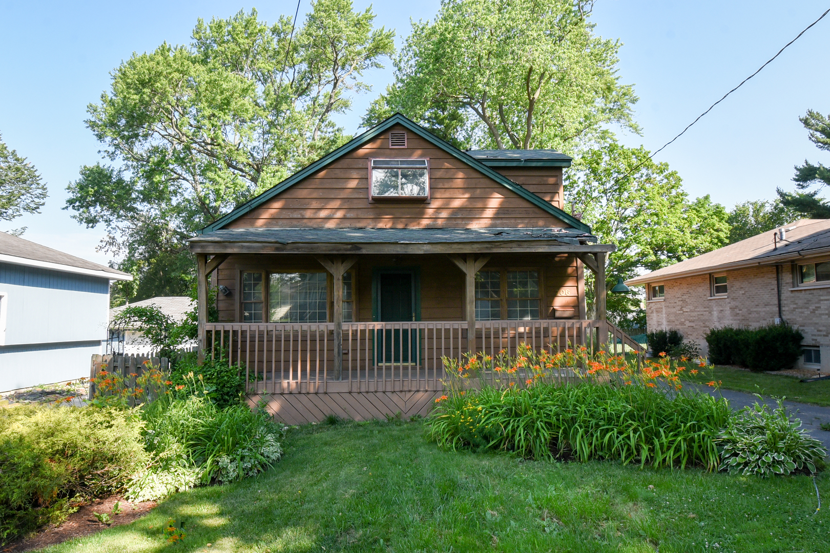 206 Circle Road Fox River Grove, IL 60021 - Photo 2 of 40 a front view of a house with garden