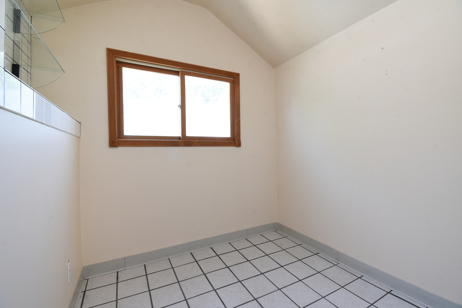 206 Circle Road Fox River Grove, IL 60021 - Photo 29 of 40 a view of an empty room and window