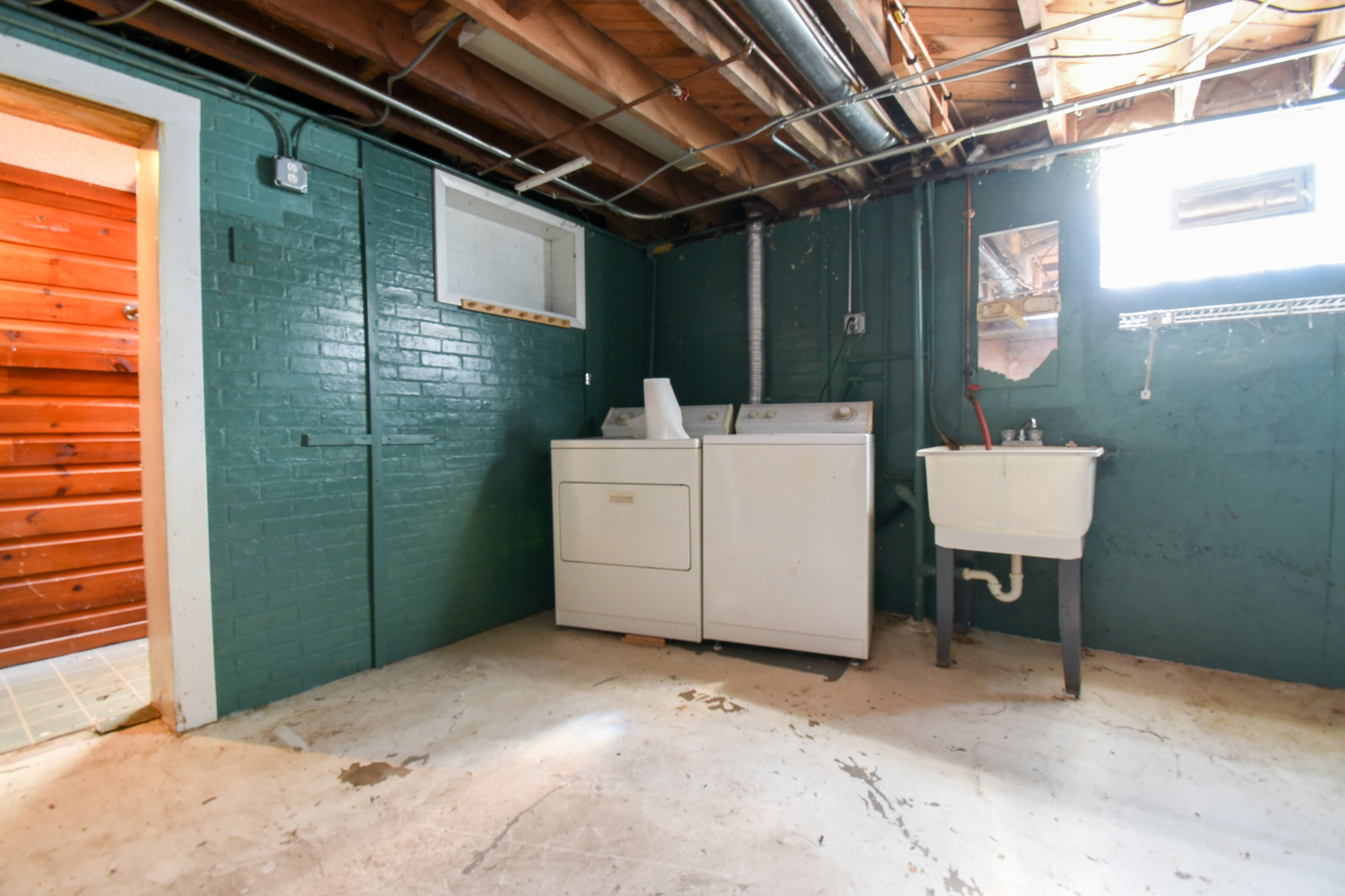 206 Circle Road Fox River Grove, IL 60021 - Photo 34 of 40 a view of a door and chair in front of house