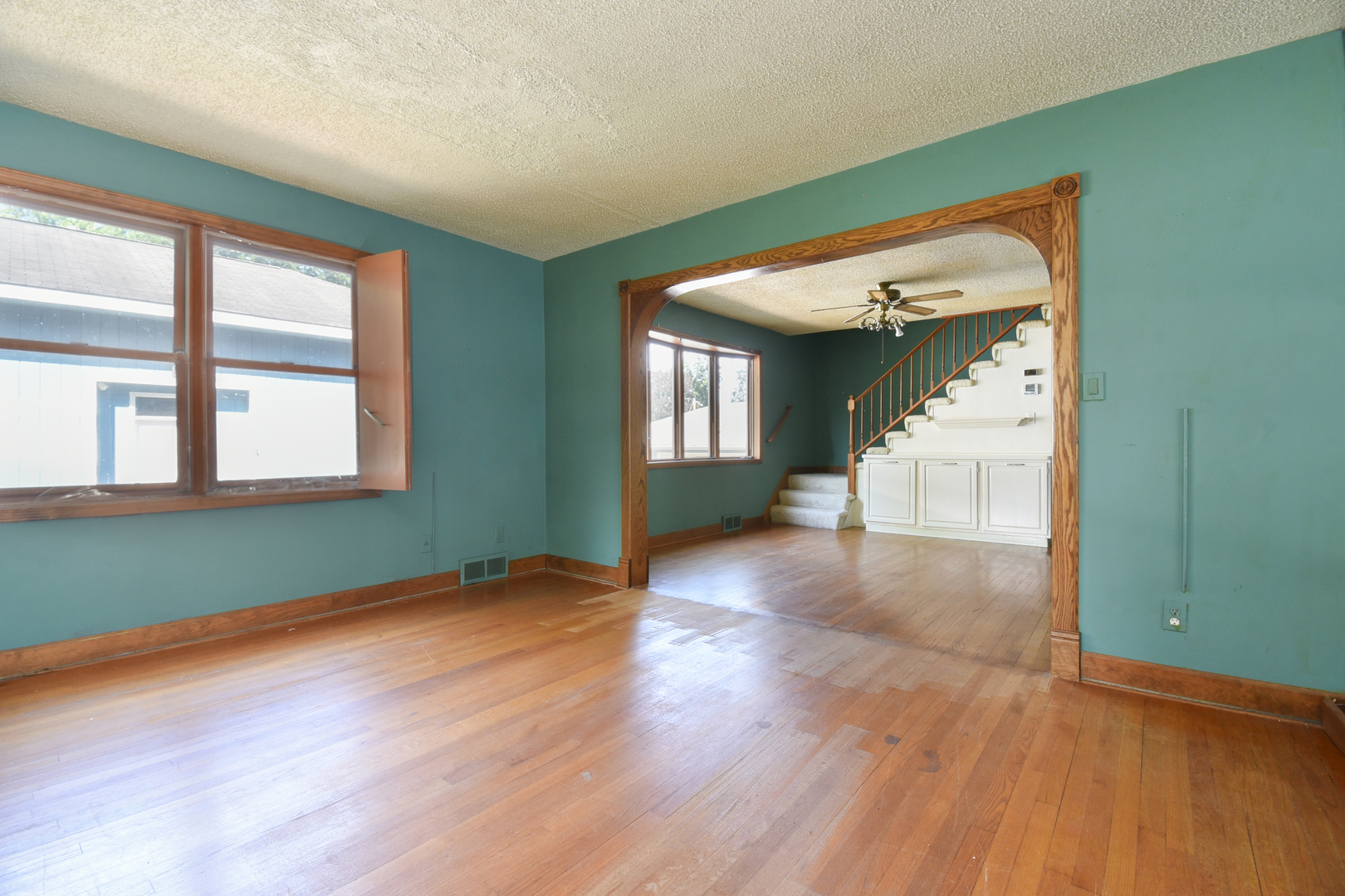 206 Circle Road Fox River Grove, IL 60021 - Photo 4 of 40 an empty room with wooden floor and windows