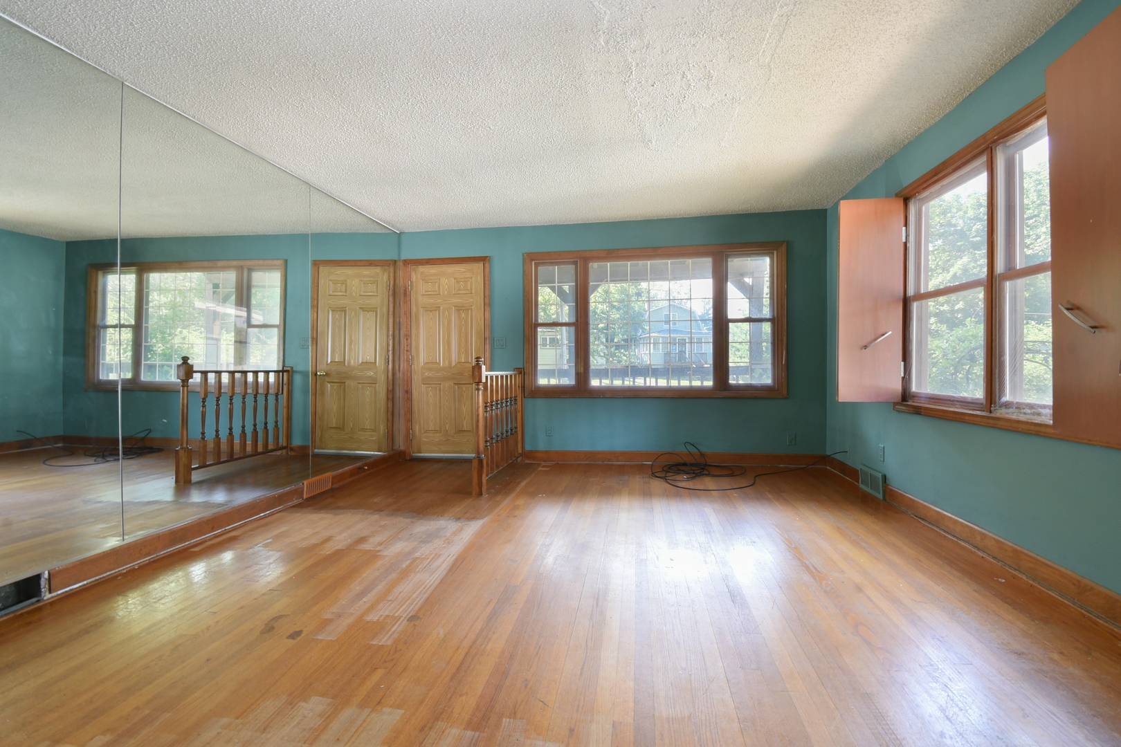 206 Circle Road Fox River Grove, IL 60021 - Photo 6 of 40 an empty room with wooden floor and windows
