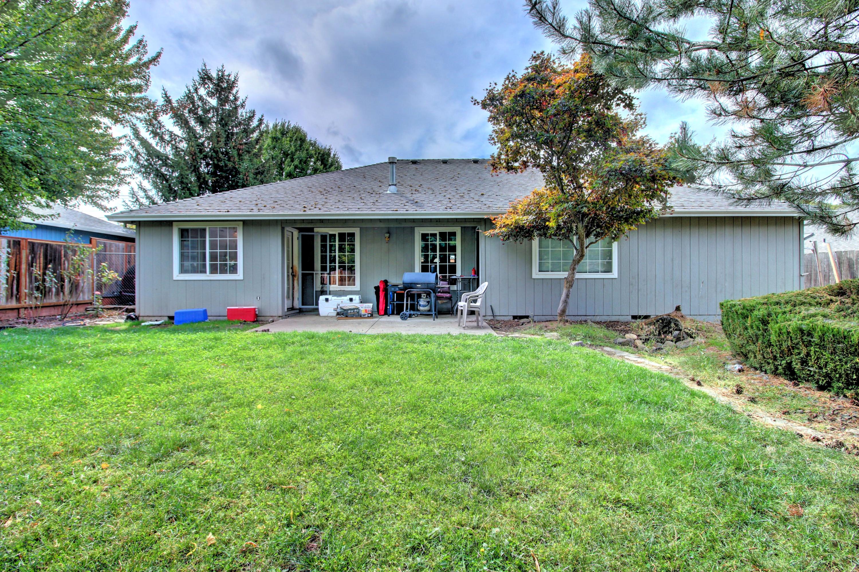 4711 Hillcrest Road Medford, OR 97504 - Photo 12 of 19 IMG_1889_90_91_tonemapped