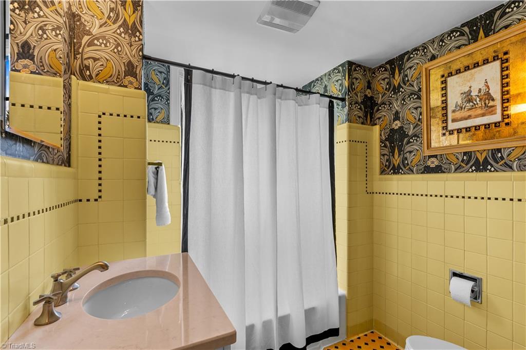 207 Hillcrest Drive High Point, NC 27262 - Photo 37 of 50