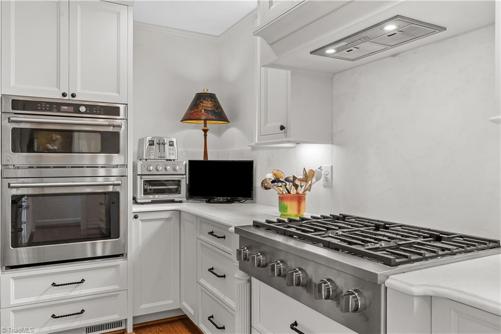 207 Hillcrest Drive High Point, NC 27262 - Photo 9 of 50