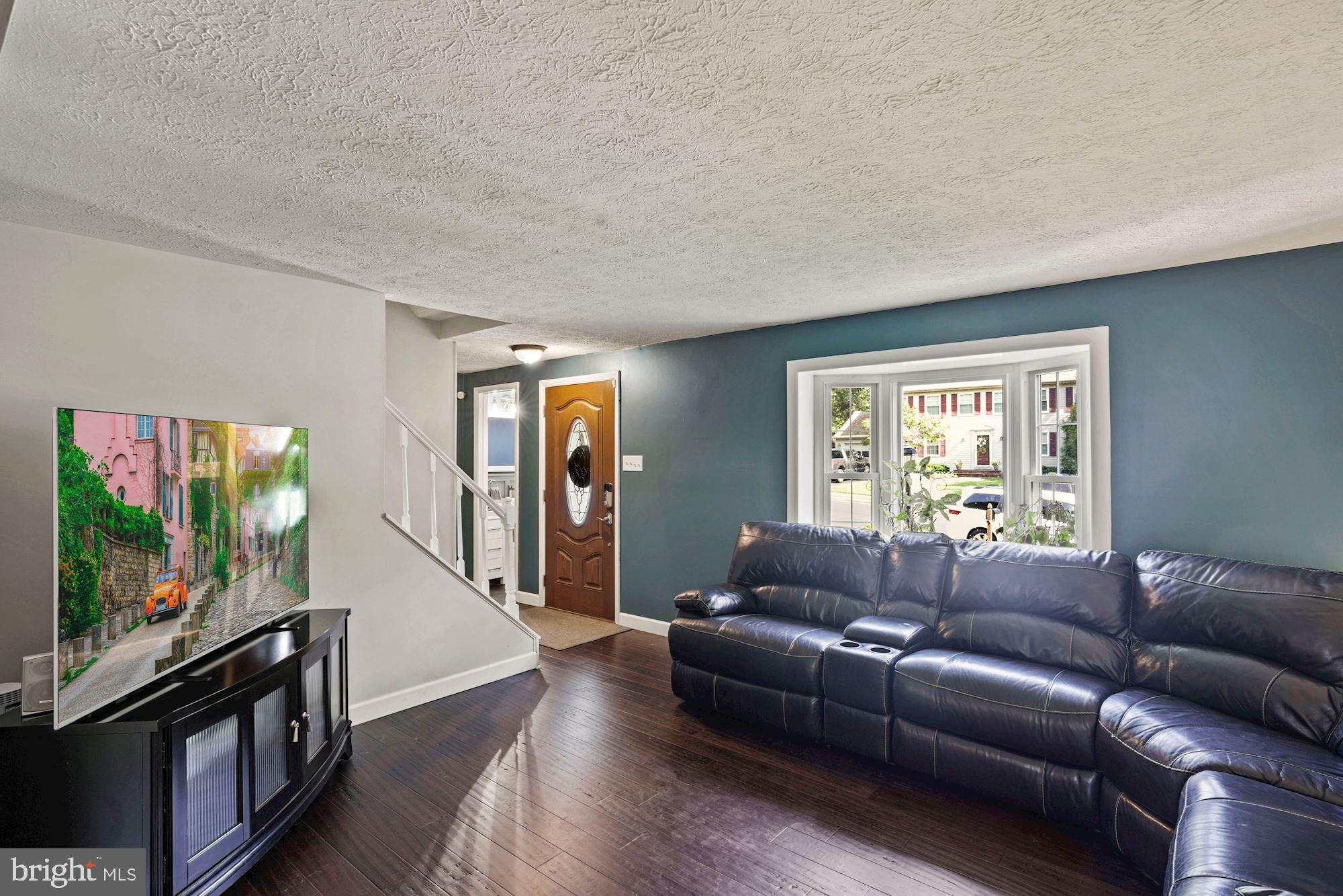 8493 Falling Leaf Road Springfield, VA 22153 - Photo 4 of 44