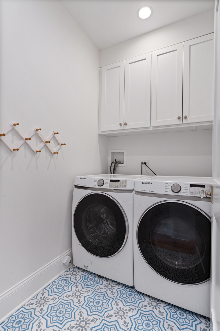 1025 West Altgeld Street Chicago, IL 60614 - Photo 34 of 41 a utility room with sink dryer and washer