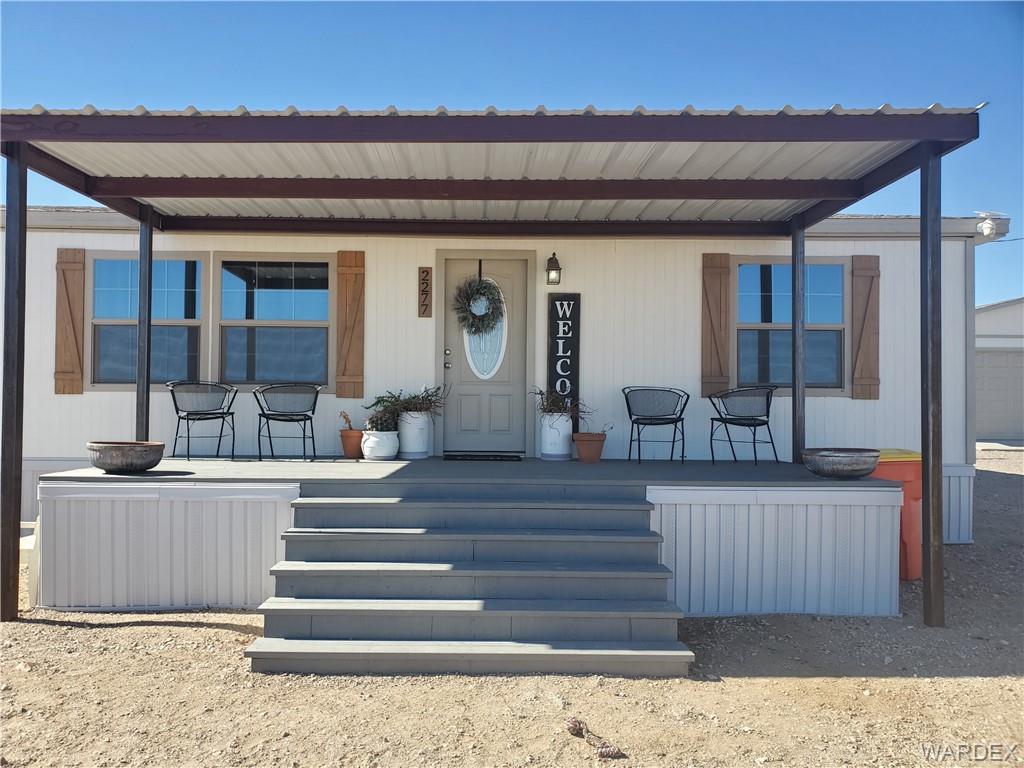 2277 Egar Road Golden Valley, AZ 86413 - Photo 2 of 28 a view of hall way with furniture