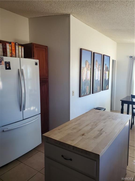 2277 Egar Road Golden Valley, AZ 86413 - Photo 9 of 28 a room with a refrigerator and window